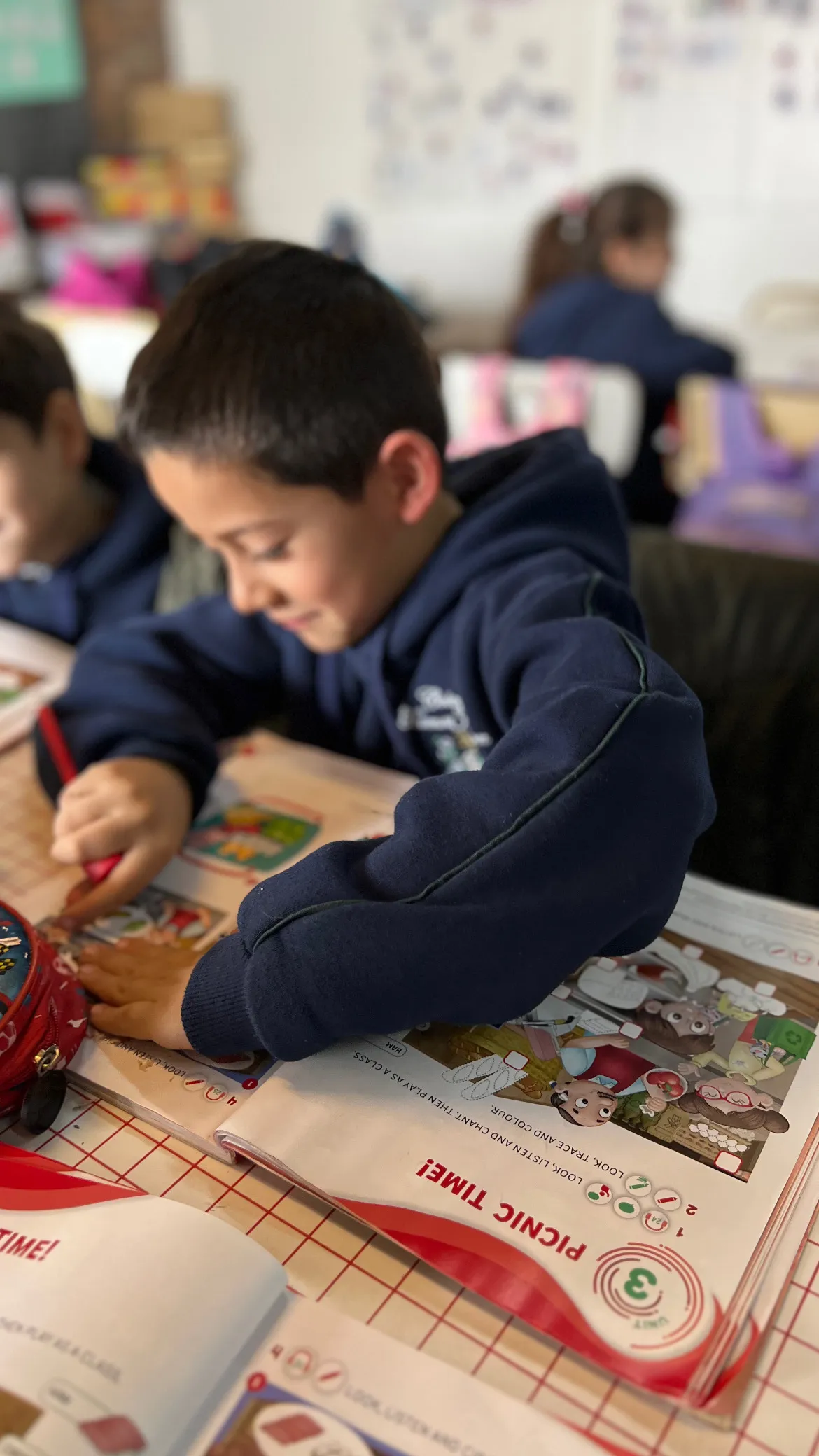 Alumno de primaria trabajando en el libro de inglés