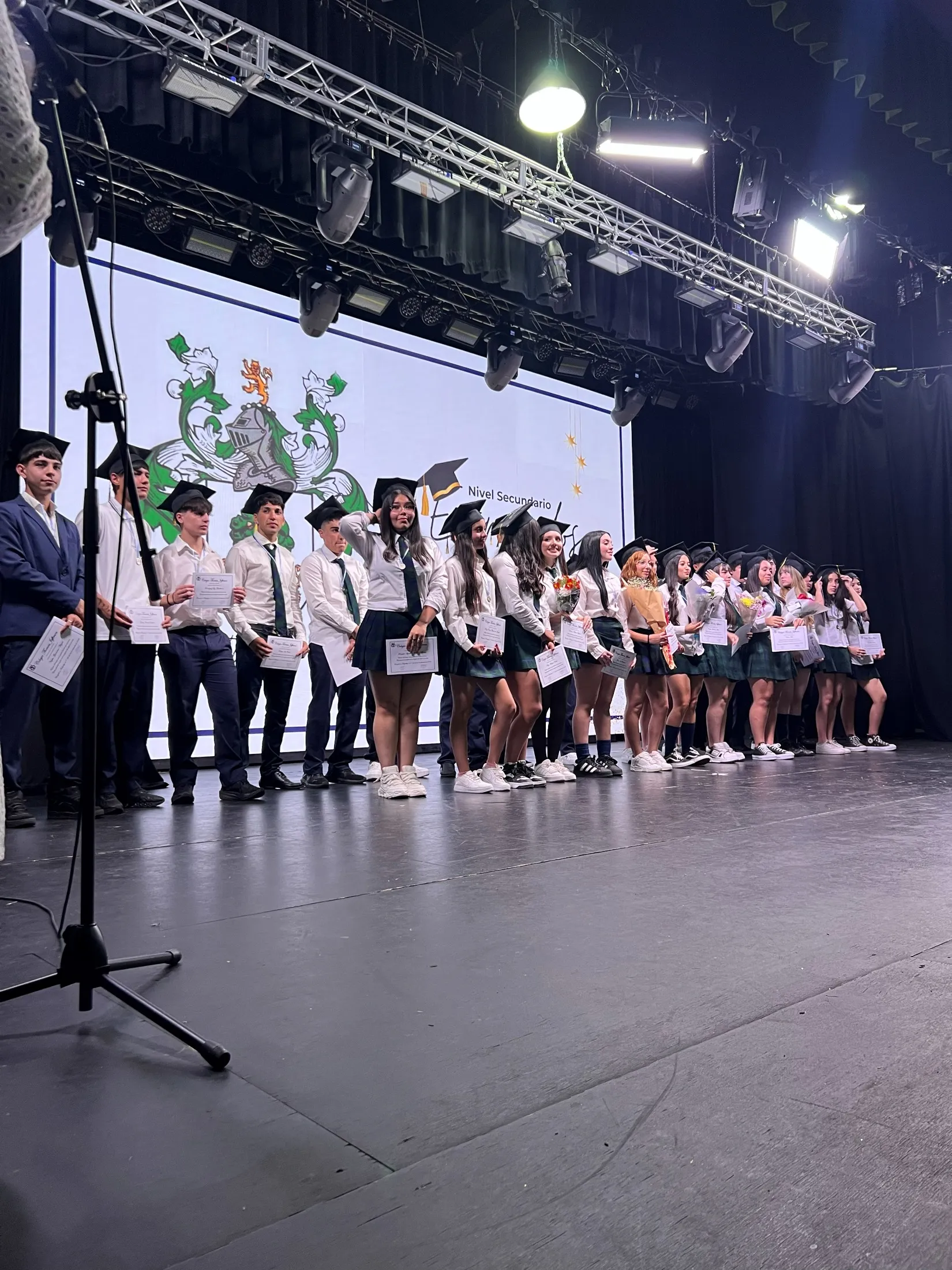 Egresados del nivel secundario recibiendo su diploma