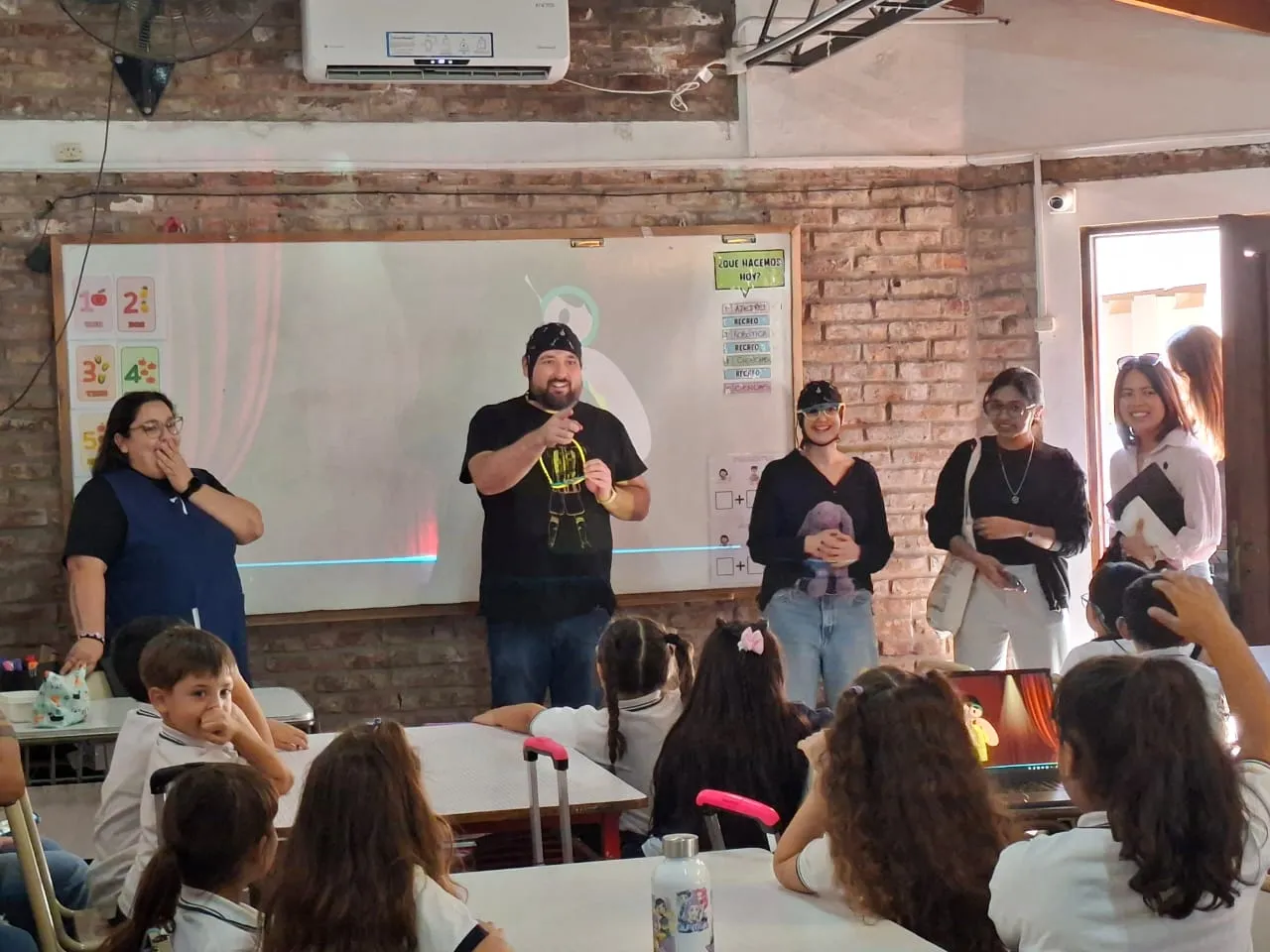 Investigadores presentando su trabajo a un grado de primaria