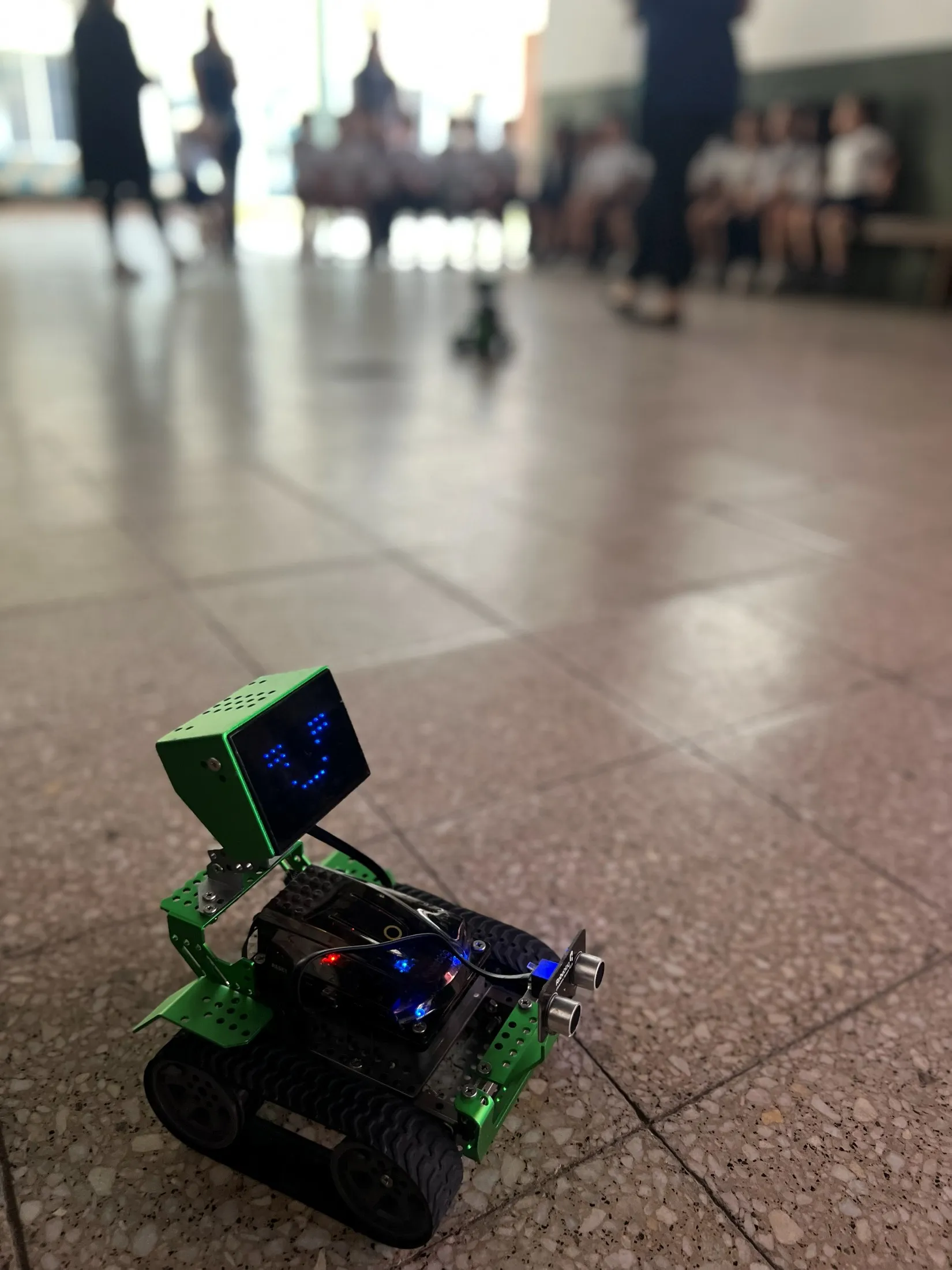 Robot construido por los alumnos en el patio del colegio